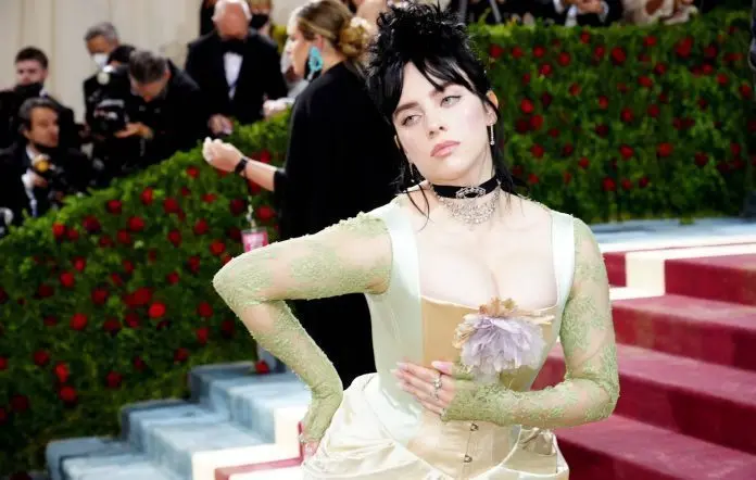 Billie Eilish la Met Gala 2022 îmbrăcată cu rochia ei vintage